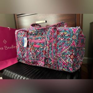 Iconic NEW Large Travel Duffel Bag in Cotton VERA BRADLEY. Zipper pocket